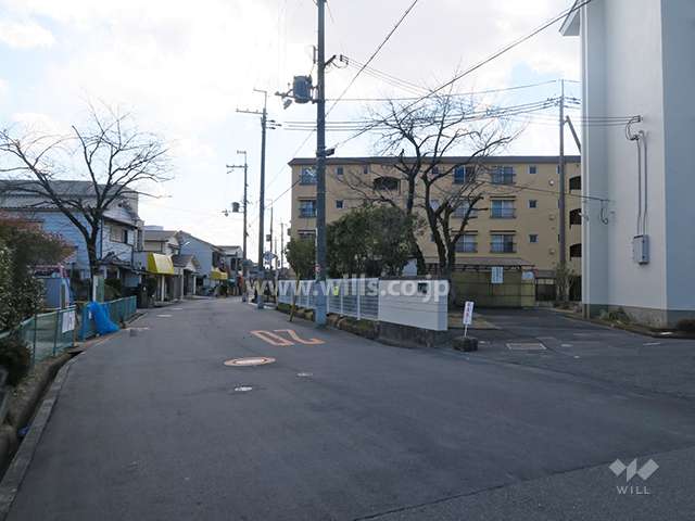 東側前面道路とマンション建物一部