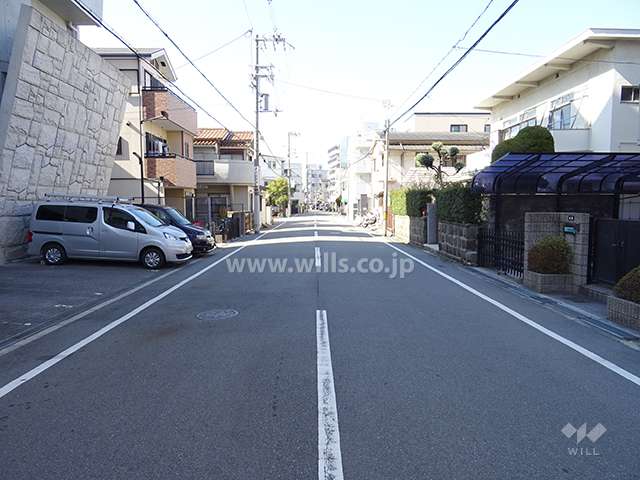 敷地の北側前面道路（東側から）