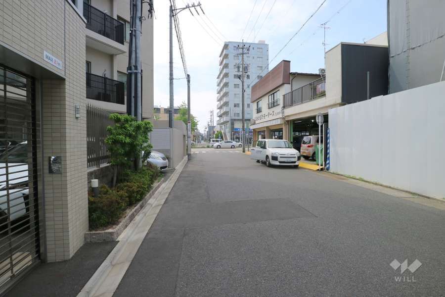 敷地の北側前面道路（東側から）