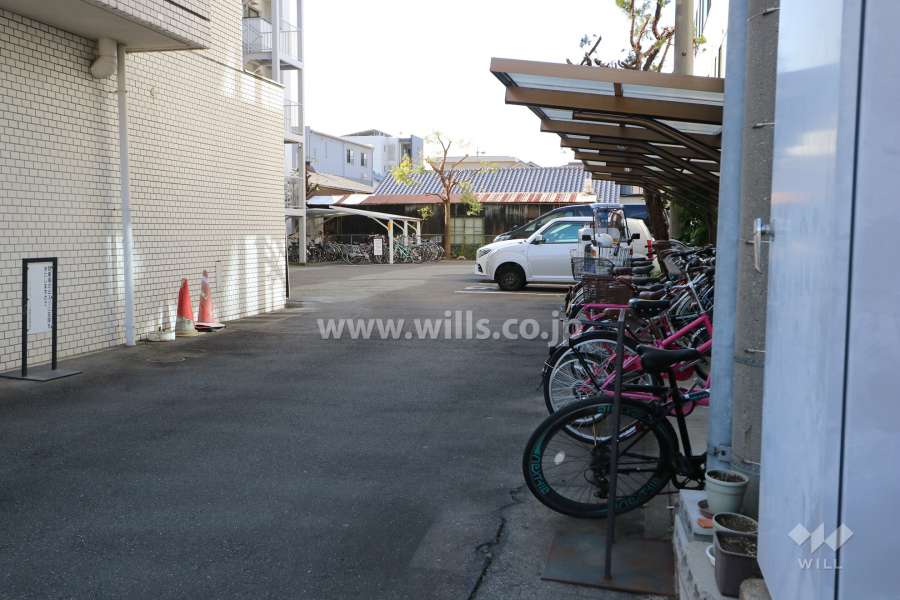 敷地内駐車場(屋外平面式)と駐輪場