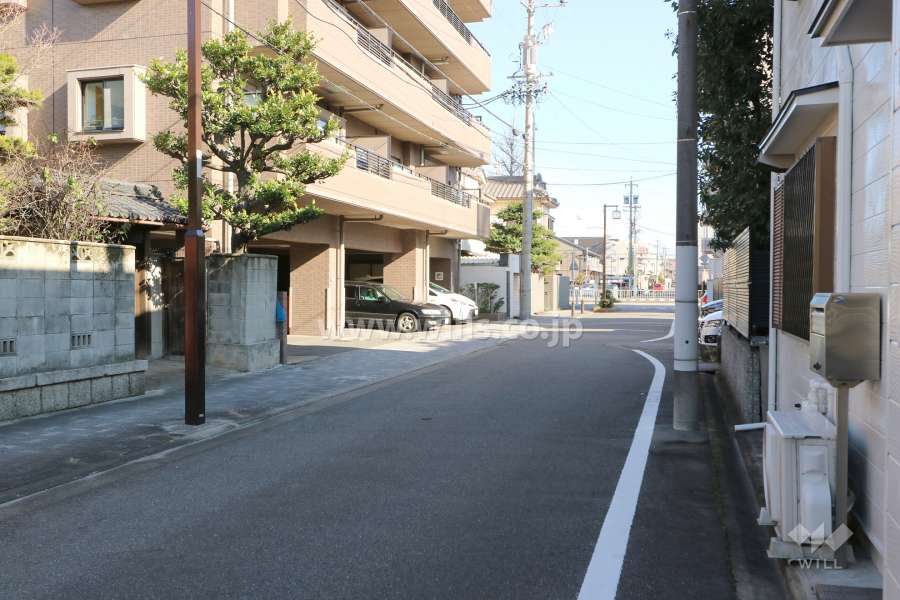 敷地南側の前面道路