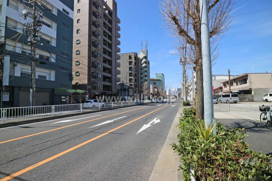 敷地北側の前面道路