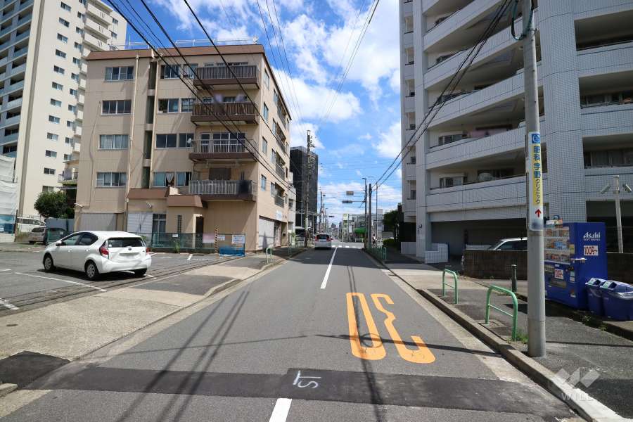 敷地西側の前面道路。大通りに接しています。