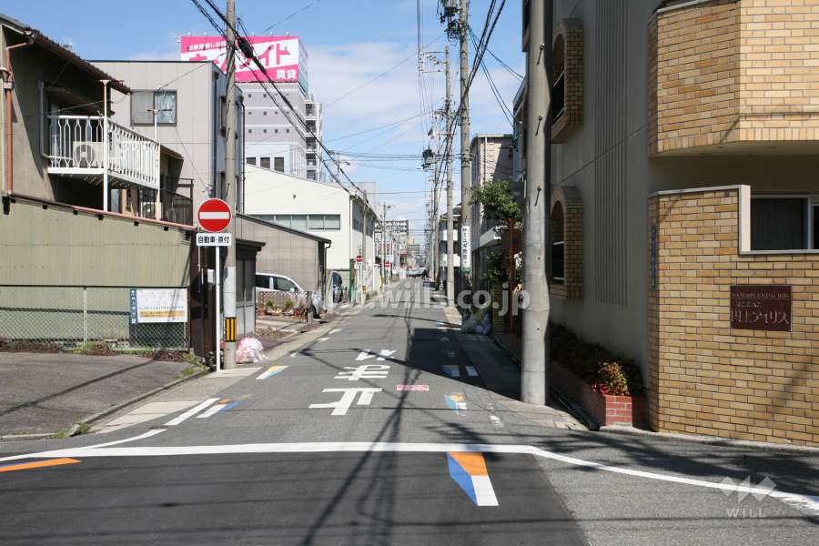 敷地西側の前面道路