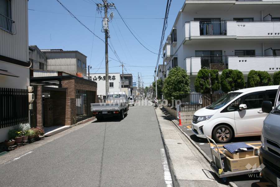 敷地西側の前面道路