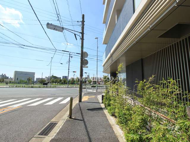 敷地南側の前面道路。大きな交差点に面しています。