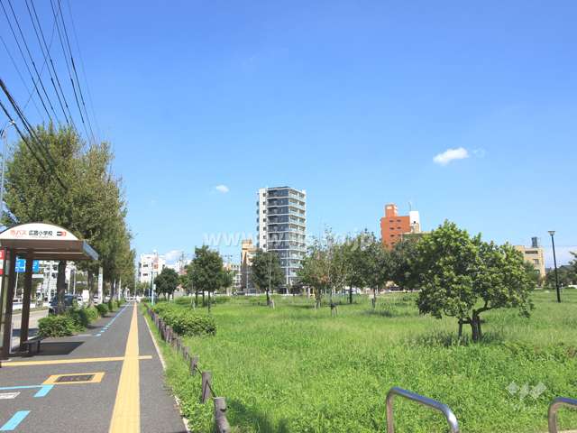 プレイズ川名公園の遠景。.近くに大きな公園があります。
