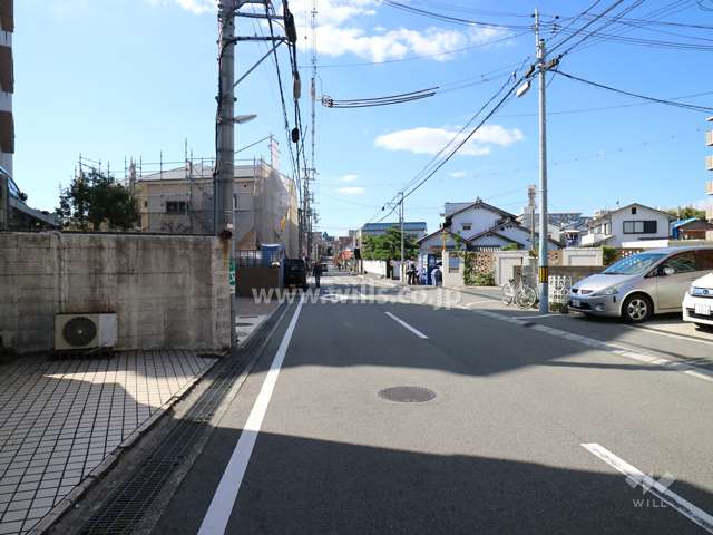 敷地南側の前面道路(東側から)