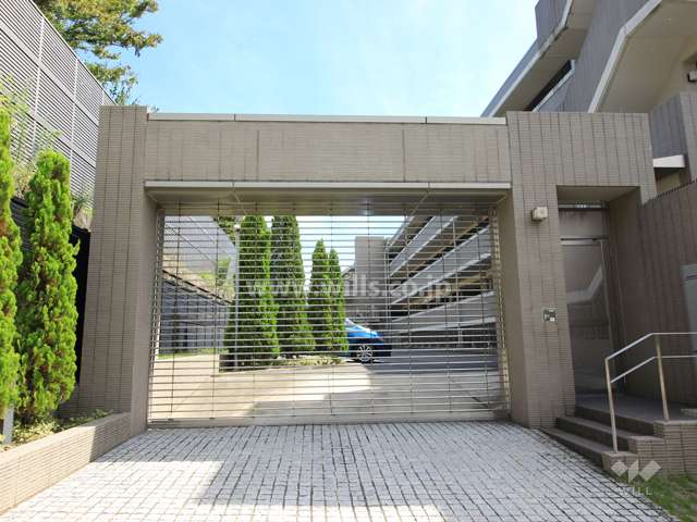駐車場の出入口(リングシャッター付き)