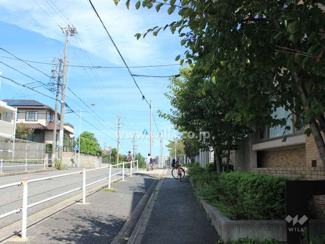 敷地西側の前面道路。緩やかな坂に面しています。
