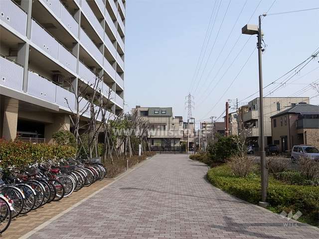 エントランス前の植栽スペースに囲まれた通路