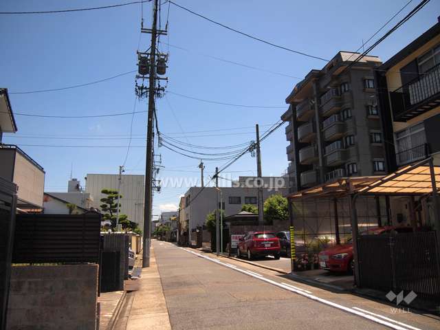 レインボーティアラ石川橋の遠景。住宅のほか事務所、店舗が混在する静かな街です。