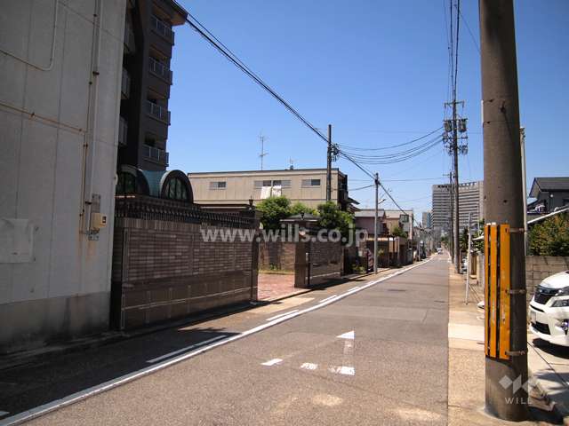 敷地北側の前面道路（東から）