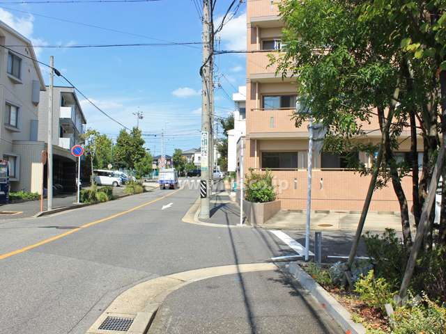 敷地西側の前面道路