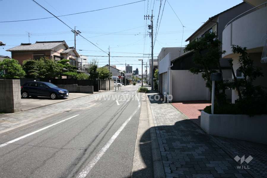 敷地北側の前面道路