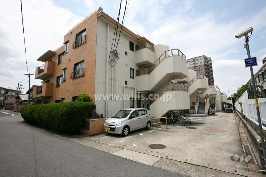 ライオンズマンション石川橋の外観と敷地内駐車場(屋外平面式)