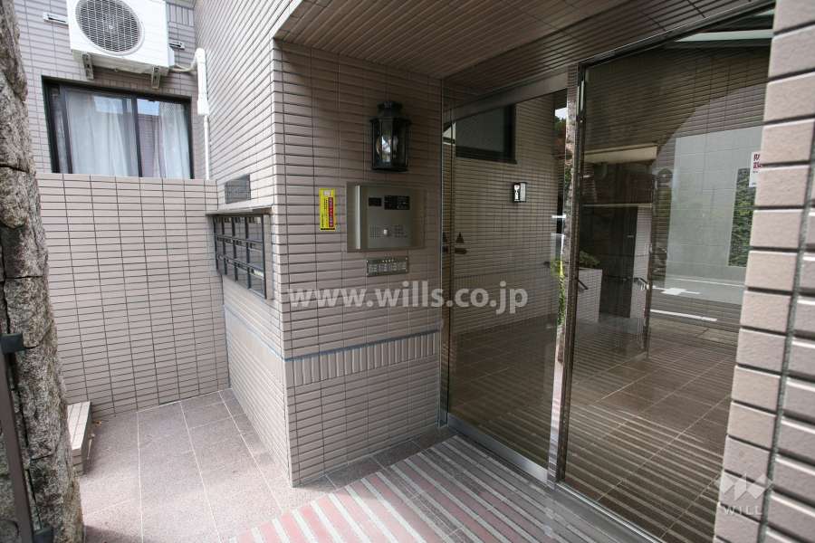 エントランスはオートロック付きです。