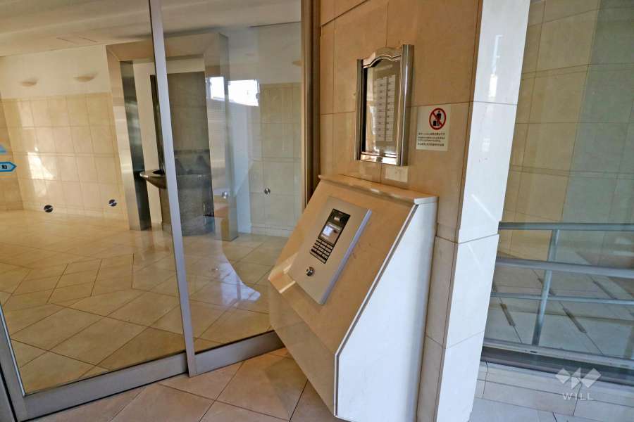 エントランスはオートロック付きです。