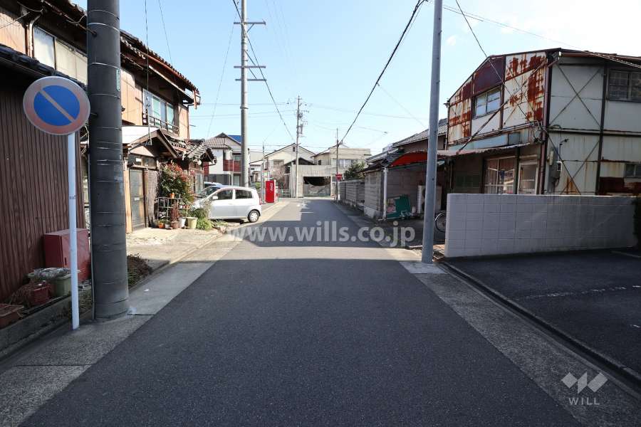 敷地北側の前面道路（西側から）