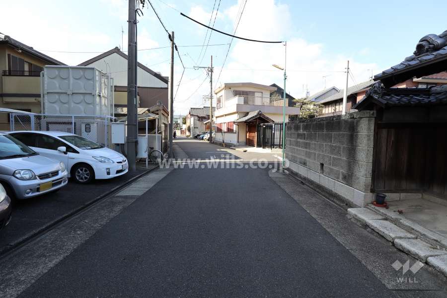敷地北側の前面道路（東側から）