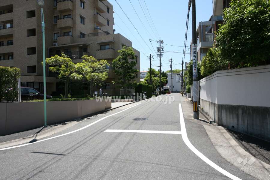 敷地西側の前面道路