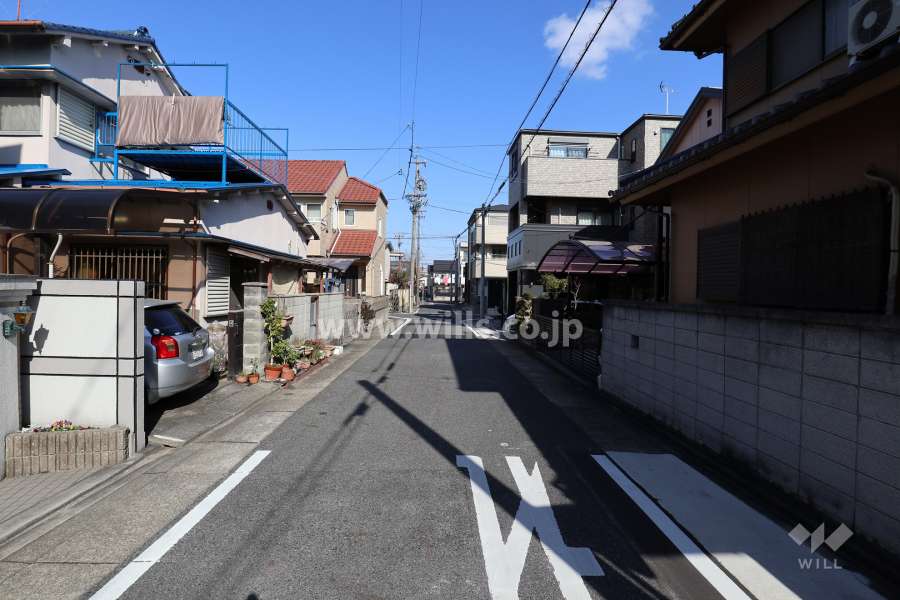 敷地東側の前面道路（南側から）