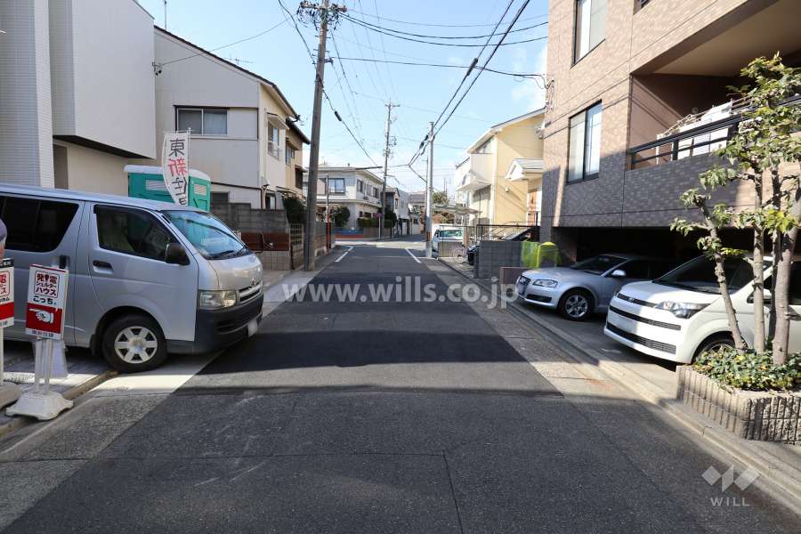 敷地南側の前面道路（東側から）