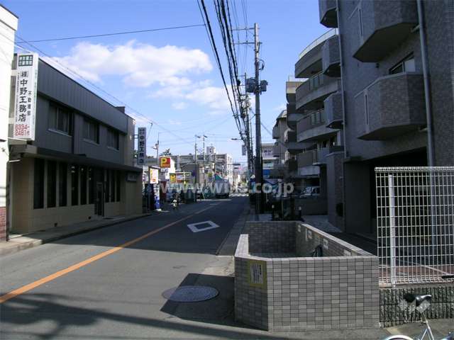 敷地北側のバス通り