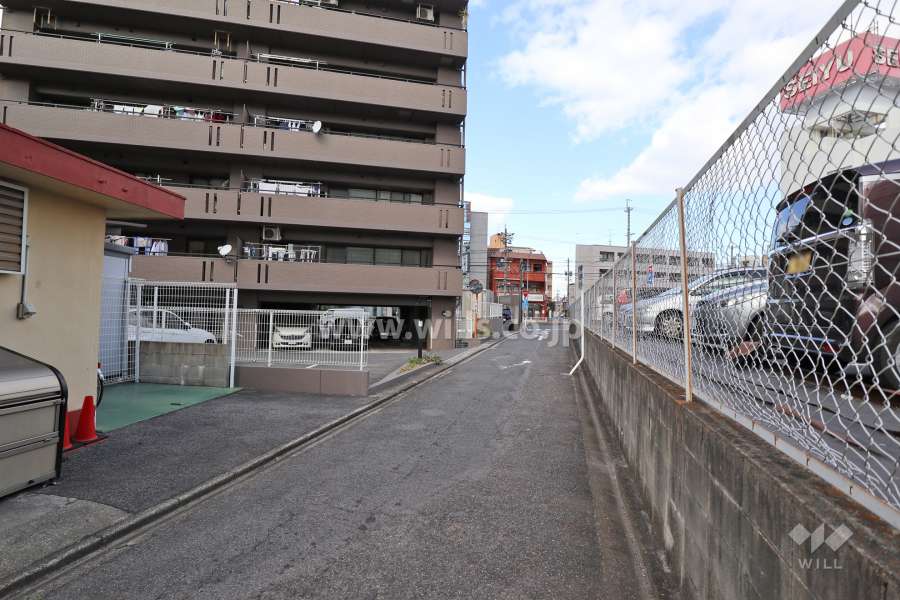 敷地南東側の前面道路