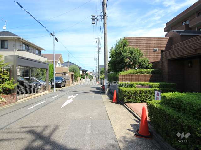 敷地西側の前面道路