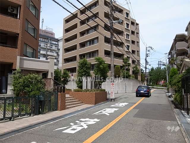 敷地南側の前面道路。周辺はマンションが多く立ち並ぶ住宅地です。