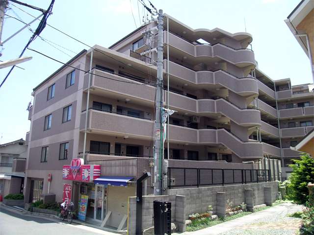 サンプリンス宝塚の外観（北西側から）