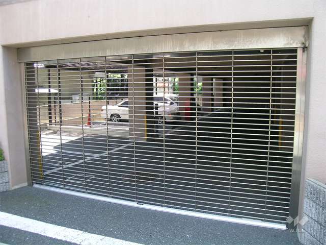 リングシャッター付きの敷地内駐車場