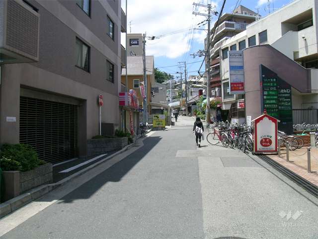 敷地北側は駅前の通りに面しています。