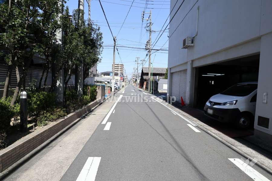 敷地西側の前面道路（南側か）