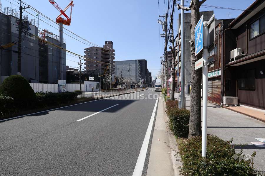 敷地南側の前面道路（東側から）