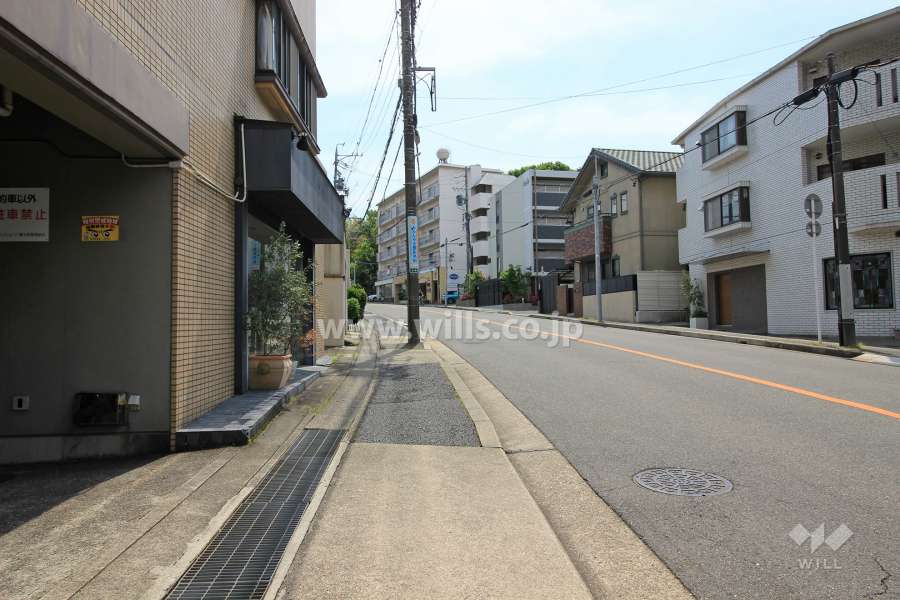 敷地西側の前面道路