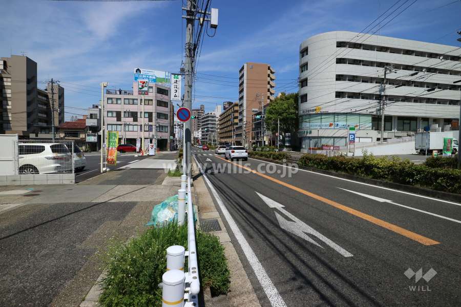 敷地の北東側前面道路(南東側から)