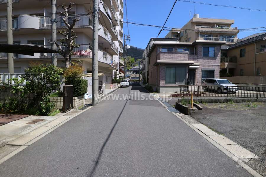 南東側前面道路(南西側から)
