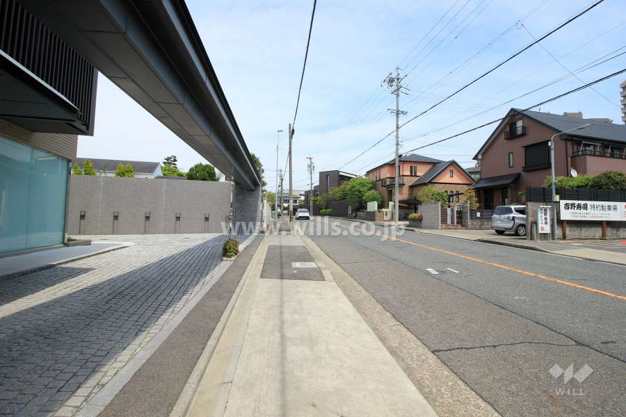 敷地東側の前面道路