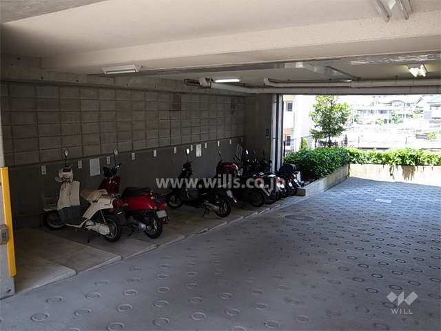 駐車場入り口にあるバイク置き場