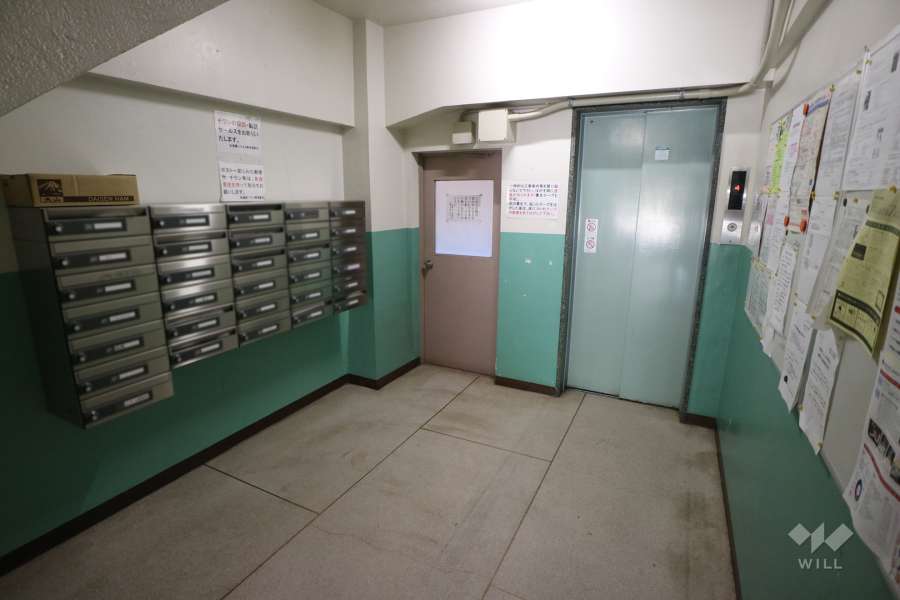 A棟エントランスホールと共用ポスト