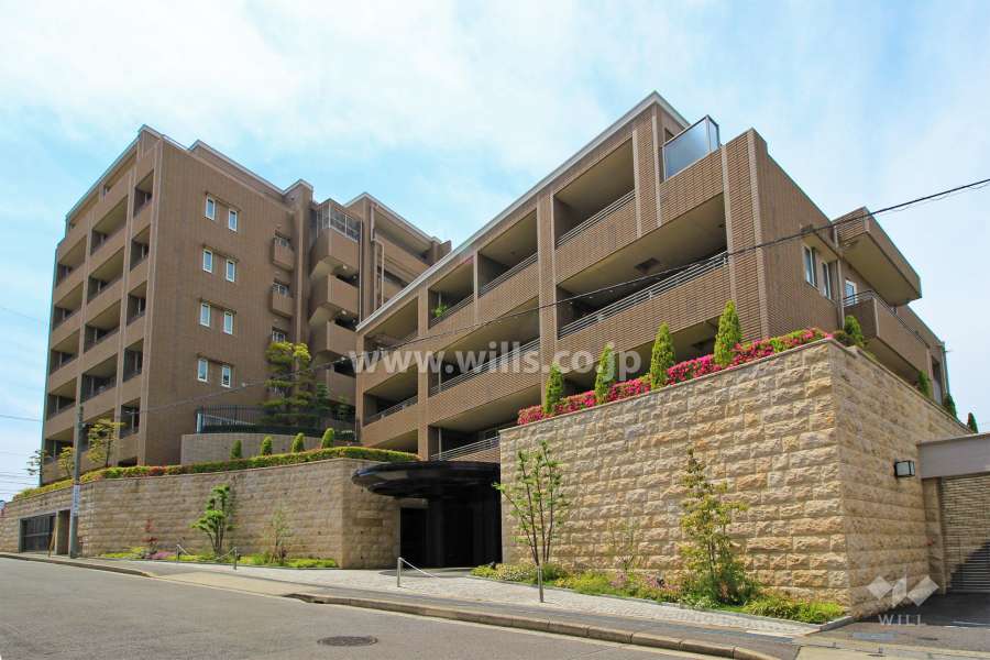 南山グランドヒルズの外観（東側から）