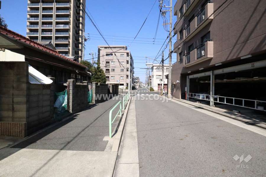 敷地西側の前面道路