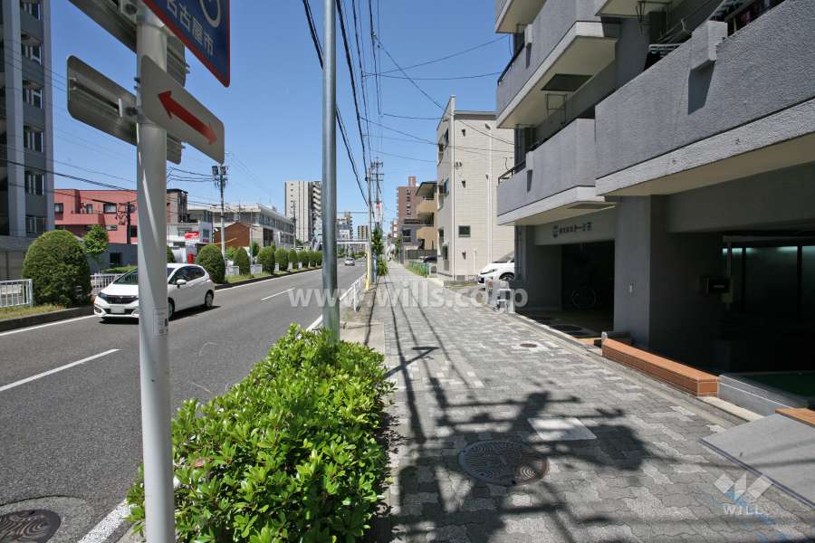 敷地南側の前面道路