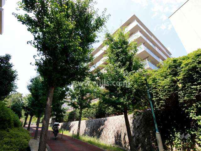 ジオ豊中新千里南町の外観（南西側から）