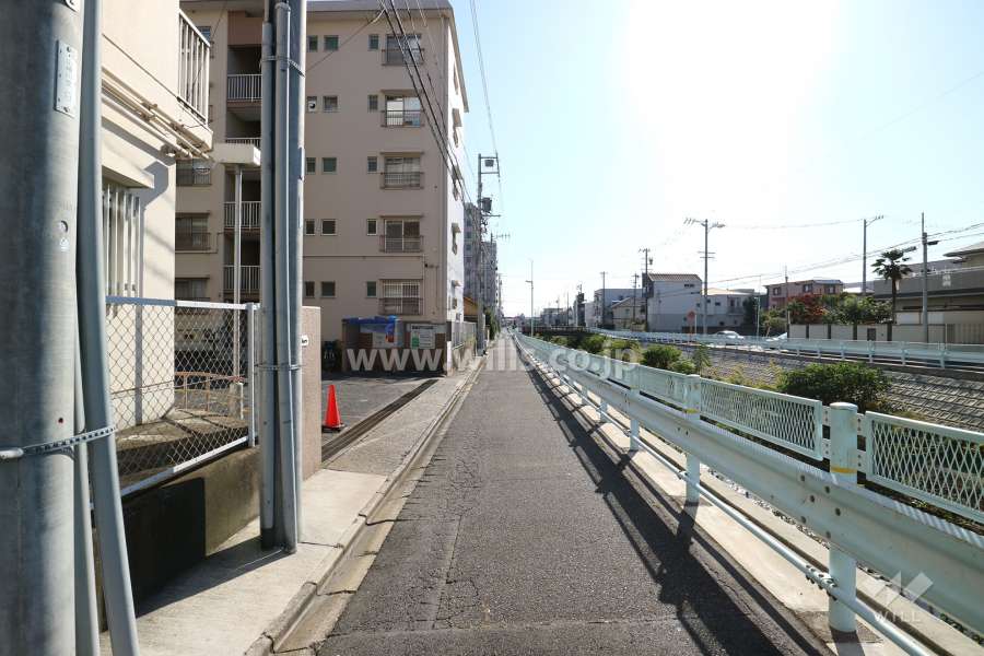 敷地西側の前面道路