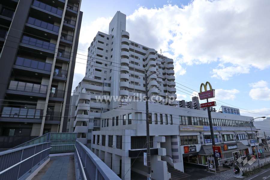 御器所サンハイツの外観(北側から)　敷地北側には山王通が走っています。