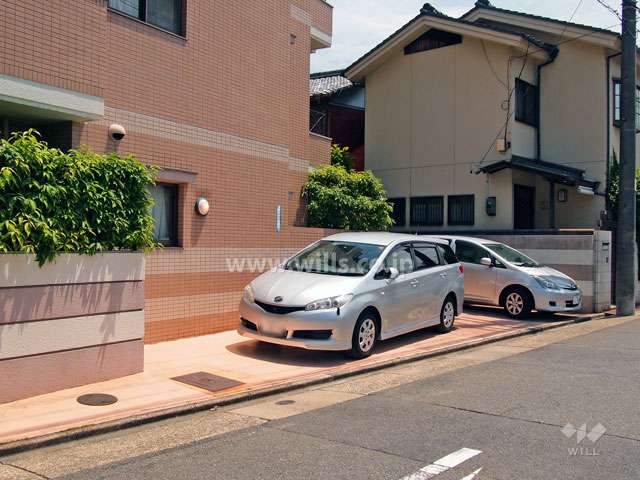 敷地内駐車場（西側屋外）