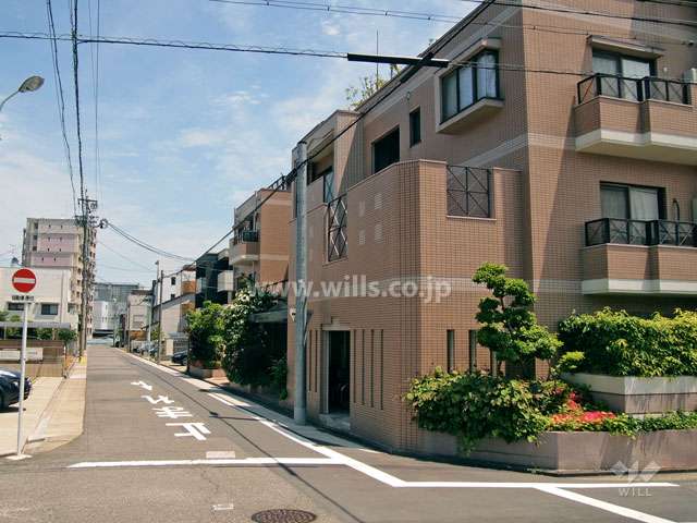 敷地北側の前面道路。一方通行の通りです。